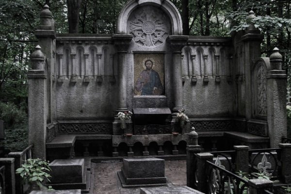 Петербургские кладбища — необычные достопримечательности северной столицы