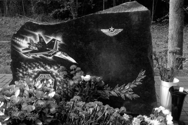 Какой памятник поставить на кладбище российскому военному?