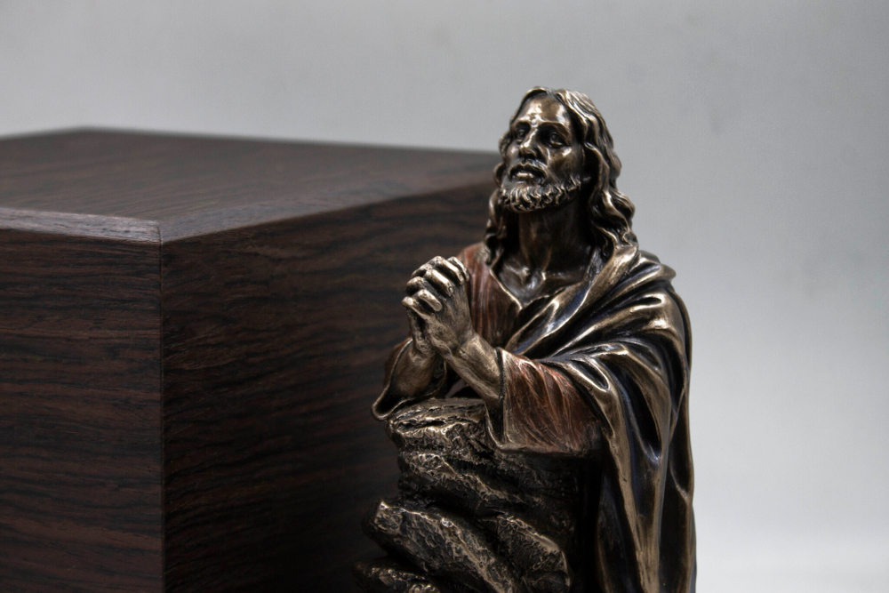 Урна для праха «Иисус» шпон